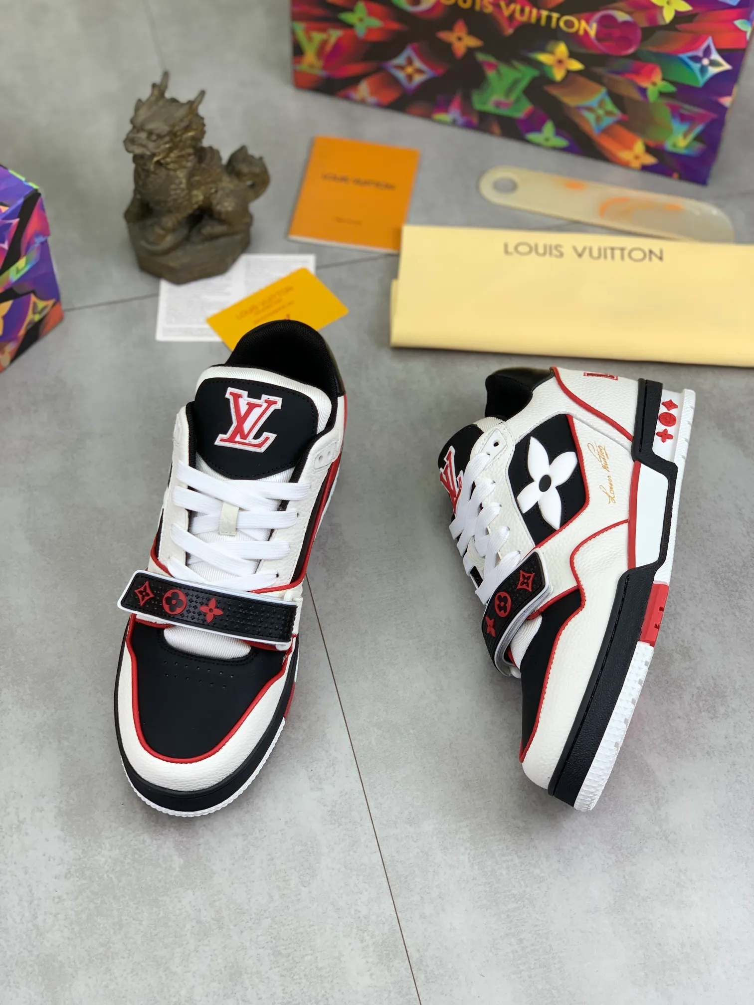 Men's shoes 💰P580 New style 💰💎💎Latest color High version 2025Louis*Vuitto* LV Traine Catwalk TRAINER outsole and fabric private model A shoe that definitely costs a lot of money and effort. This series was designed after the arrival of Vifgil. It is favored by many fans every season. Original TPU outsole Original packaging Men's size: 38-45 (46 can be customized) Color: 3️⃣ colors available (available from stock, super fast delivery)